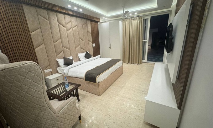 East of Kailash Hotel | The Royal Oakes