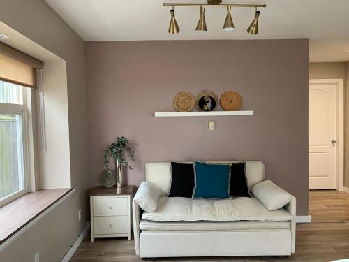 Renfrew-Collingwood Apartment | The Scandinavian House by Maple Dream Homestay- near Sky train