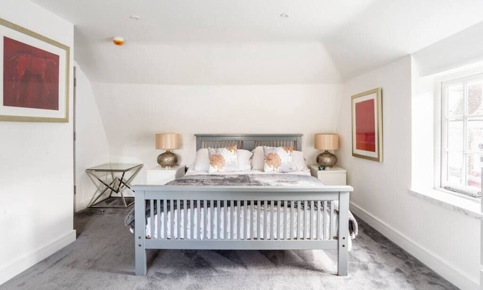 Blandford Saint Mary Apartment | The Secret: Stylish and Spacious En Suite Bathroom