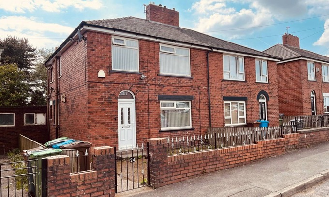 Oldham House | The Serene Stays - 3 Bed Home in Oldham Manchester