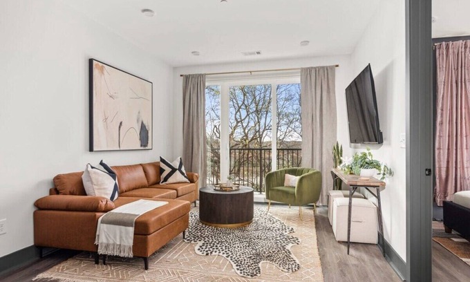 Rolling Mill Hill Apartment | The Sobro Suite - 6 Beds + 6 blocks to Broadway!