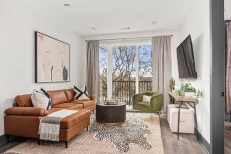 Rolling Mill Hill Apartment | The Sobro Suite - 6 Beds & 6 blocks to Broadway