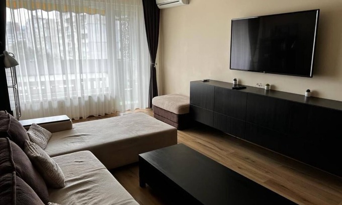Mladost Apartment | The spacious air-conditioned apartment. Towels and bed linen are offered.