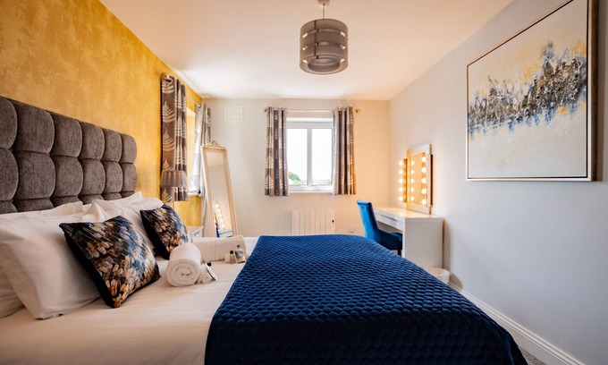 Galway City Centre Apartment | The Spanish Arch Retreat - Sleeps 4