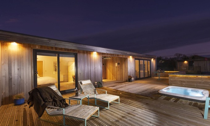 Cheddar Cabin | The Spinney, Strawberryfield Park - a lodge that sleeps 2 guests in 1 bedroom