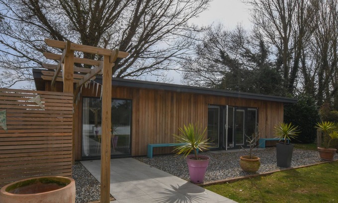 Eyke Cabin | THE STUDIO AT THE CURATAGE, BROMESWELL, pet friendly in Woodbridge