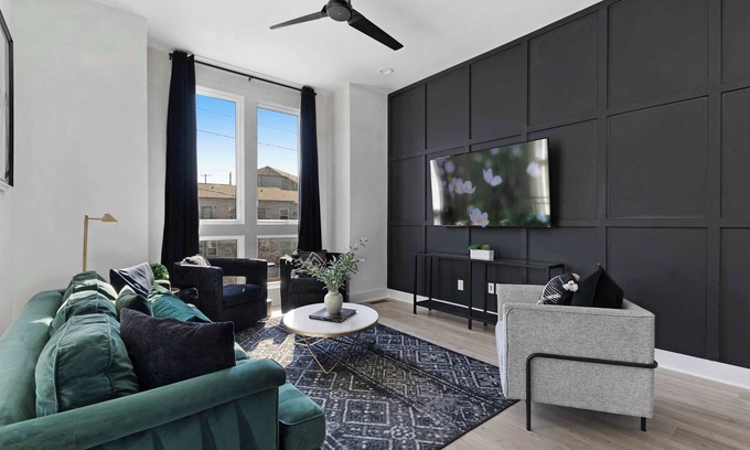 Maxwell House | The Sunflower - Mins to Broadway & Rooftop Patio!