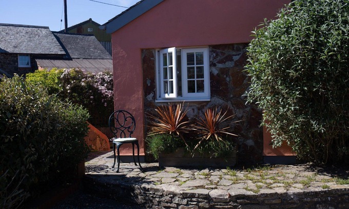 Hartland Cottage | The Tack Room, shared hot tub and sauna