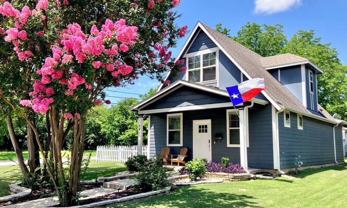 McKinney House | The Texas Bluebonnet 3 Bd/2.5 bth 2-Story in Historic Downtown McKinney Area