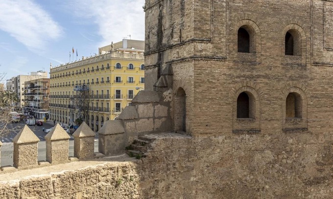 San Gil Apartment | The wall of Sevilla duplex