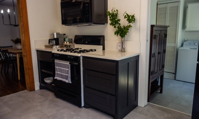 Stephenville House | The Warmer Place - Charming Bungalow near TSU