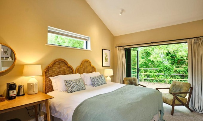 Barrow Bed & Breakfast | The Weeping Willow