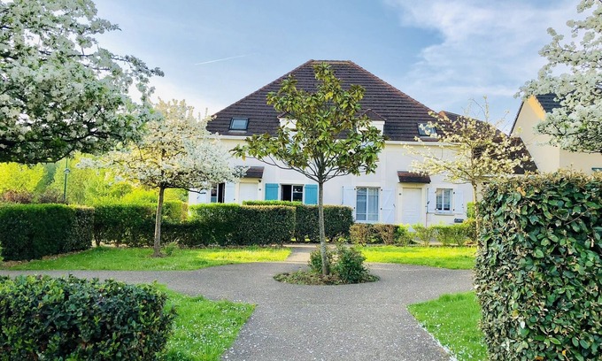 Magny-le-Hongre House | Themed guest house 2.4 km from the park