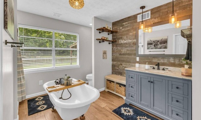 Bloomingdale House | This house is a 4 bedroom(s), 3 bathrooms, located in Bloomingdale , GA.