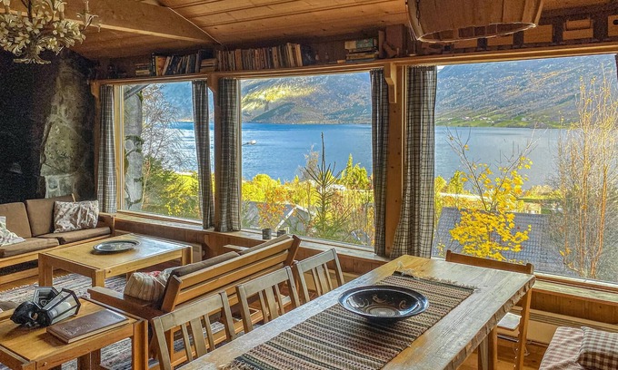 Vang House | This is a beautiful cottage with large windows and beautiful location on top of Grindaheim.