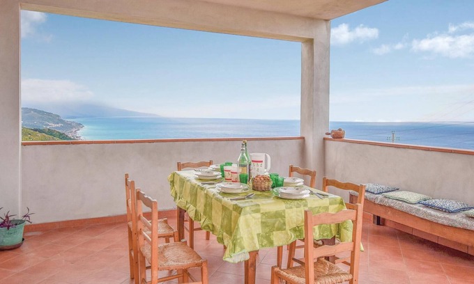 Cetraro Apartment | This vacation apartment is located on the second floor of an old mansion, in a splendid position ove