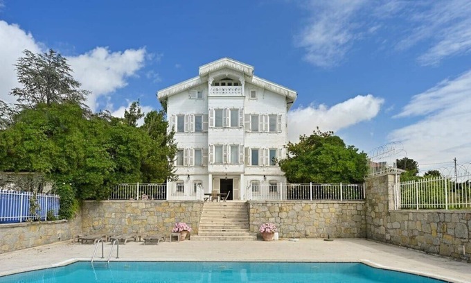 Kanlıca Mahallesi Villa | This villa is a 6 bedroom(s), 4.5 bathrooms, located in Beykoz, İstanbul.