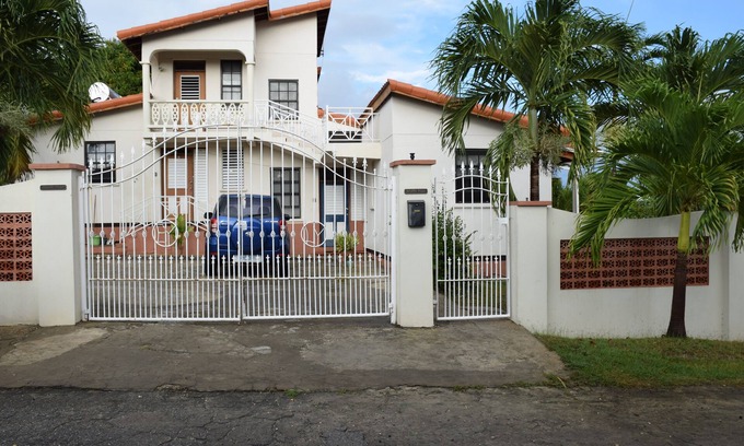 Arthurs Seat House | Three Bedroom Bungalow with Swimming Pool, 3/4 Acre of Land, Sleeps 7