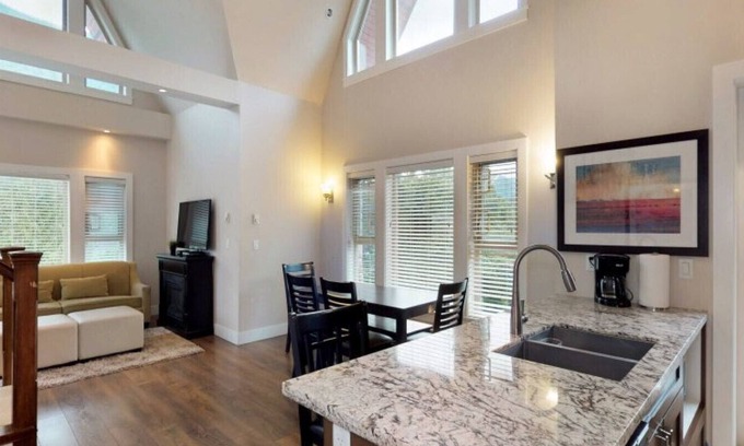 Harrison Hot Springs Apartment | Three Bedroom Penthouse Suite with Mountain View - Harrison Lake View Suites