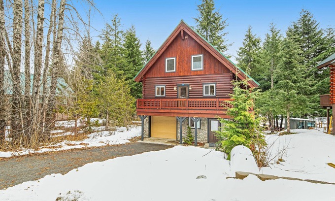 Hyak Cabin | Three-story rural cabin + loft w/private washer/dryer, deck, & high-speed WiFi
