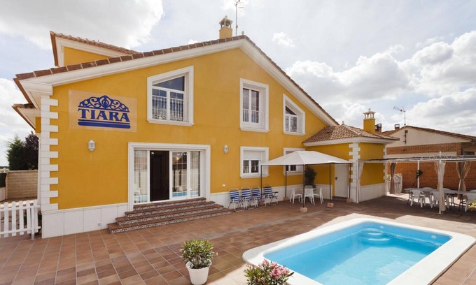 Nava de la Asuncion House | Tiara Vacaciones : ES Ideal Para Familia y Amigos Cerca del Centro del Pueblo