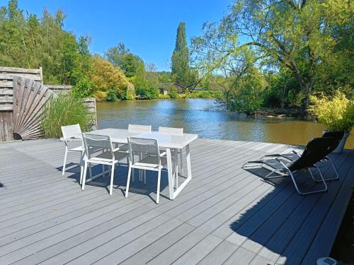 Geel Ski Chalet | Time 2 Relax chalet aan het water