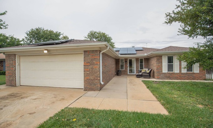 Amarillo House | Timeless 3BR Home in Cozy Puckett West Neighborhood - Near Medical District