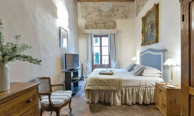 Santo Spirito Apartment | Tintoretto frescoed loft in the Oltrarno