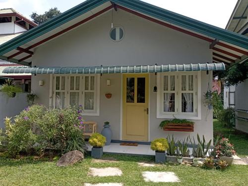 Homagama House | Tiny Art House with Garden