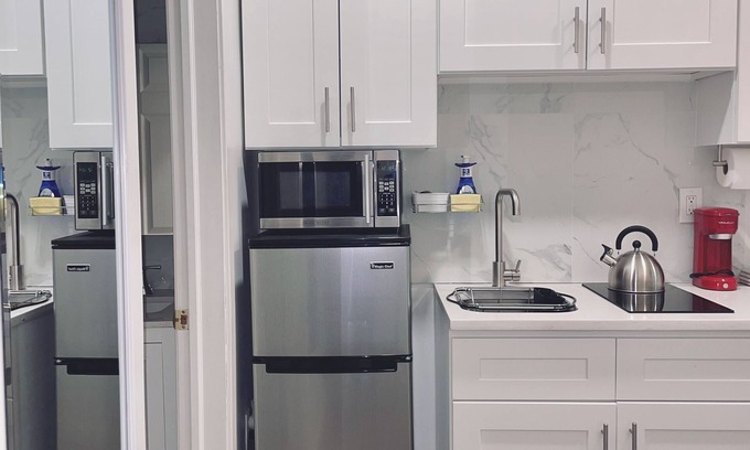 Center City East Apartment | TINY STUDIO IN FASHION DISTRICT