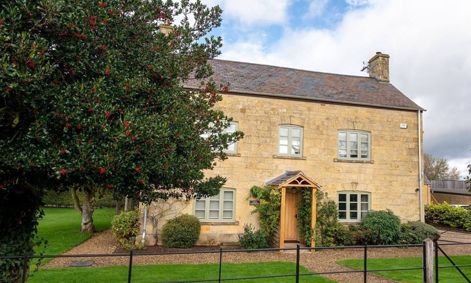 Todenham Cottage | Todenham Farmhouse - Pet friendly on a working farm