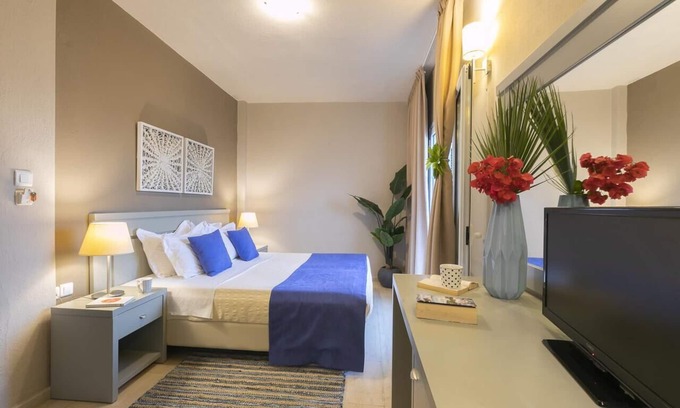 Skiathos Town Hotel | Tomato Beach Hotel in Skiathos