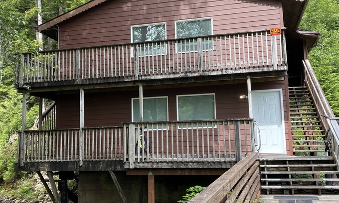 Ketchikan House | Top floor unit conveniently located in downtown Ketchikan! [Ask for Rental Car]