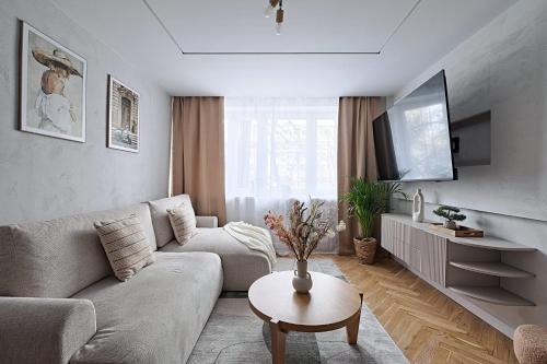 Srodmiescie Połnocne Apartment | *Top* Full Black Out A/C Fast Wi-fi, Standing Desk