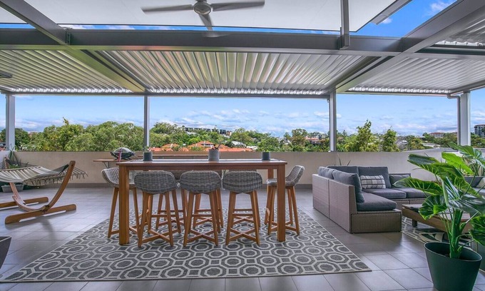 Taringa Apartment | Top of Taringa Penthouse with Sweeping Views