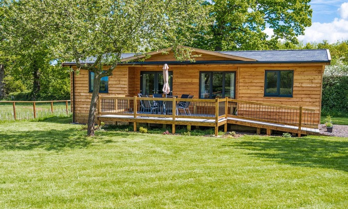 Grimley Cottage | TOP STYLE ORCHARD, family friendly, with a garden in Hallow