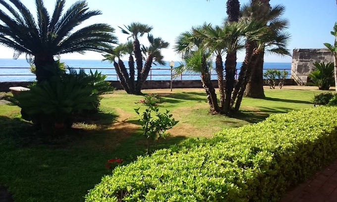 Torre Archirafi Apartment | Torre Archirafi 30mt sea apartments, garden and condominium access to the sea