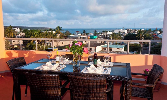 Bahia de la Academia Villa | Torre Mar Galapagos Villa