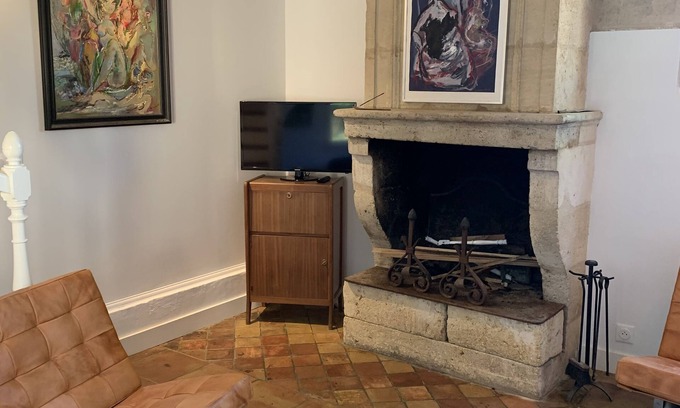 Coutras Bed & Breakfast | Tour en Pierre Rénovée à 20 Minutes de Saint Emilion