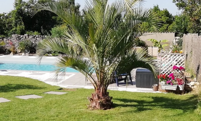 Goise-Champommier-Champclairot House | Town house with garden and heated pool