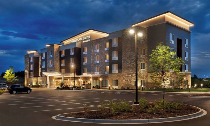 Grafton Hotel | TownePlace Suites by Marriott Milwaukee Grafton