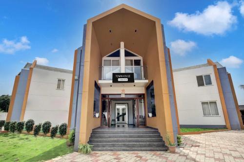 Kyarkoppa Hotel | Townhouse Dharwad New Bus Terminal