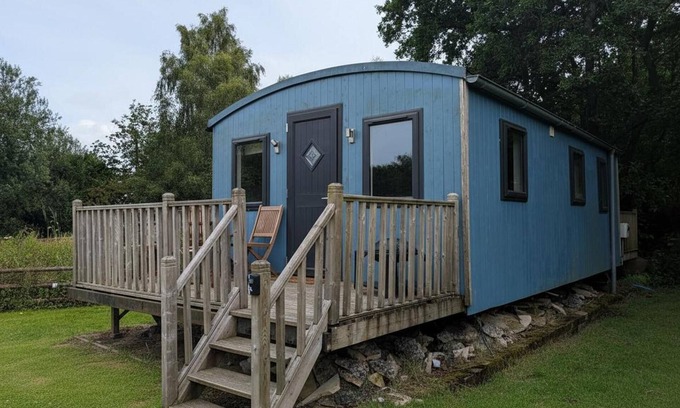 Kingswood Cabin | Tranquil Cabin Retreat- Sleeps 2, Parking