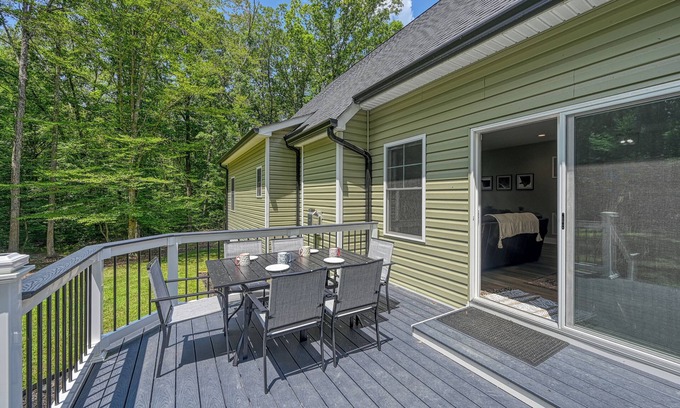 Partlow Cottage | Tranquil craftsman hideaway on 2 secluded acres