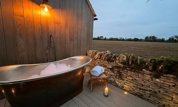 Daglingworth Cottage | Tranquil dog friendly cottage with outdoor bath - Apple Tree Cottage, Daglingworth