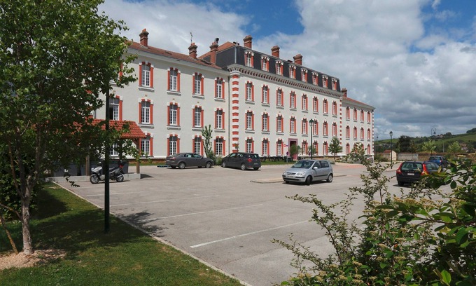 Epernay Condo | Tranquil Duplex Apt | Free Parking + TNT TV