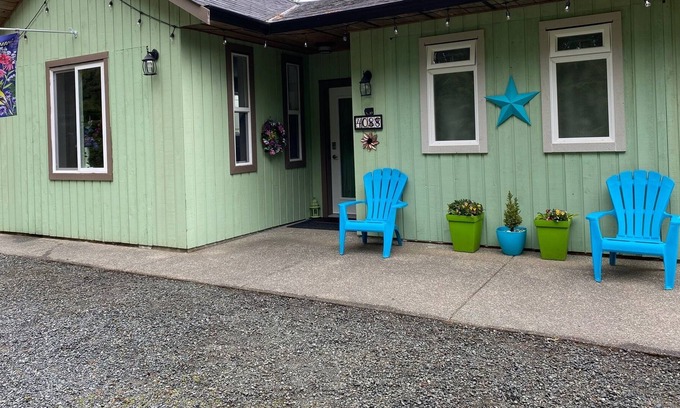 Regional District of Nanaimo Cottage | Tranquil Gardens Cottage only 5 minutes from the beaches and shopping