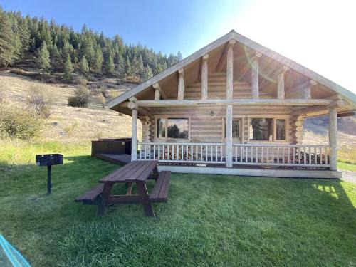 Darby House | Tranquil Mountain Glamping Retreat: Stunning Log Cabin with a Hot Tub in Darby, MT