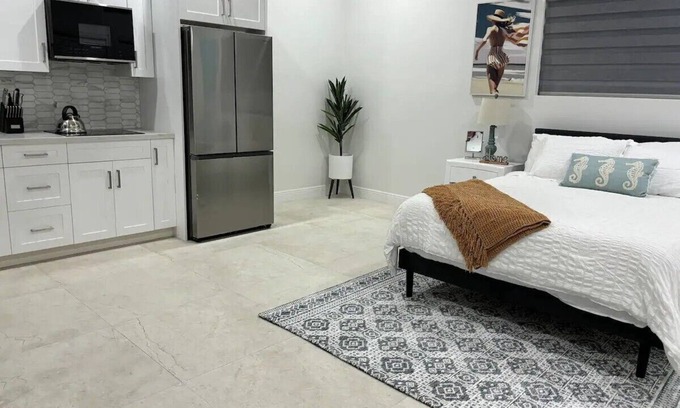 Downtown Nassau Cottage | Tranquil secluded studio w/ Pool and WiFi, AC in charming Nassau