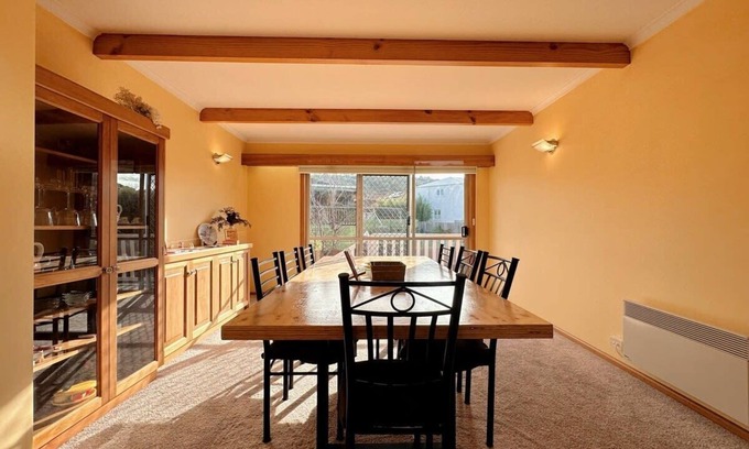 Howrah House | Tranquil Sunlit Retreat close to CBD and Airport